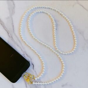 ShopEvelynne Pearl and Gold Necklace